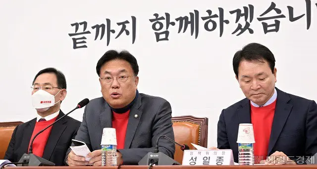 韓国与党“国民の力”のチョン・ジンソク（鄭鎮碩）非常対策委員長（中央）（画像提供:wowkorea）