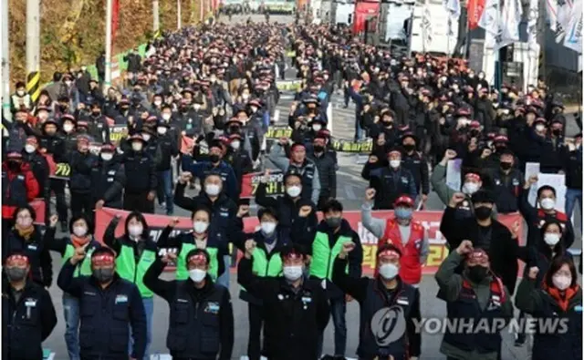 京畿道義王市の内陸コンテナ基地でストライキを行う組合員ら＝２４日、義王（聯合ニュース）