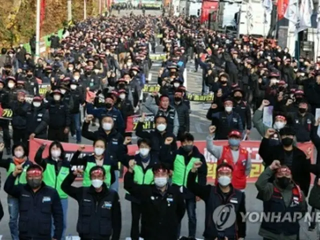 京畿道義王市の内陸コンテナ基地でストライキを行う組合員ら＝２４日、義王（聯合ニュース）