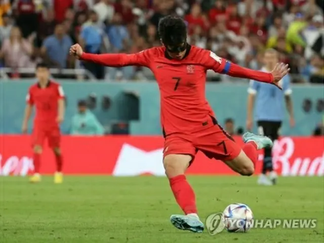 W杯初戦のウルグアイ戦でシュートを放つ韓国の主将、孫興ミン（ソン・フンミン、英トットナム）＝24日、アルラヤン（聯合ニュース）