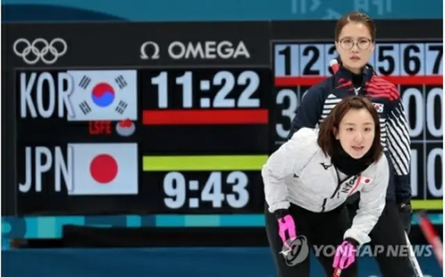 ２０１８年平昌冬季五輪のカーリング女子準決勝で対戦した韓国と日本。手前は日本の藤沢五月、奥は韓国のキム・ウンジョン（資料写真）＝（聯合ニュース）