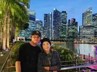 トニー・アン（H.O.T.）、“バラエティーでもおなじみ”母の77回目の誕生日に海外旅行をプレゼント…シンガポールで乾杯