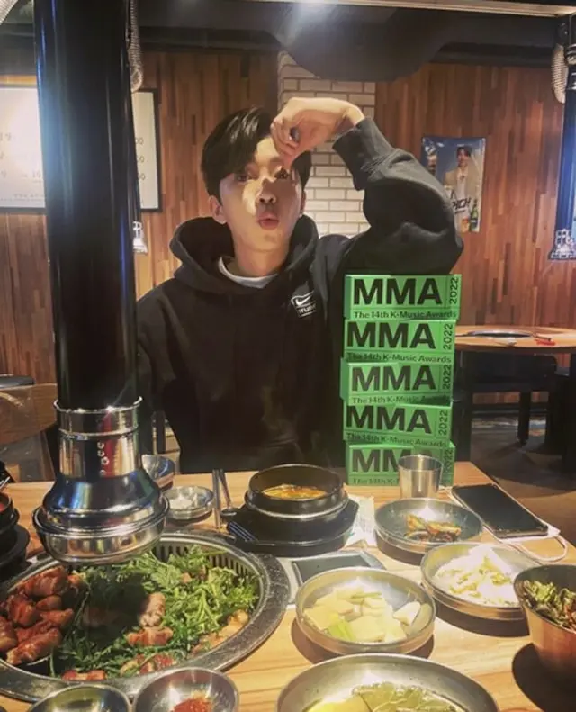 歌手イム・ヨンウンが、サムギョプサル店で「MMA2022(MelOn Music Awards 2022)」5冠達成の記念ショットを公開した。（画像提供:wowkorea）