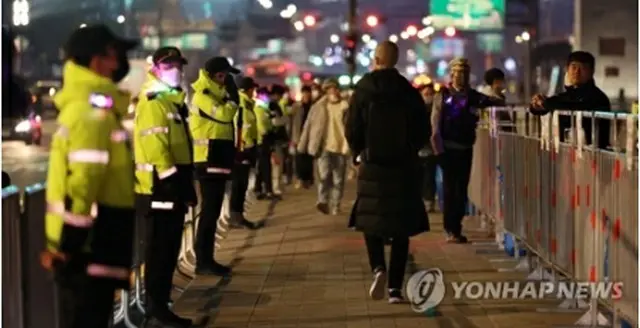 1次リーグ初戦の韓国―ウルグアイ戦が開催された24日夜、光化門広場付近で警備に当たる警察官ら＝（聯合ニュース）