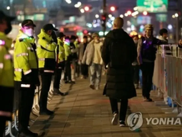 1次リーグ初戦の韓国―ウルグアイ戦が開催された24日夜、光化門広場付近で警備に当たる警察官ら＝（聯合ニュース）