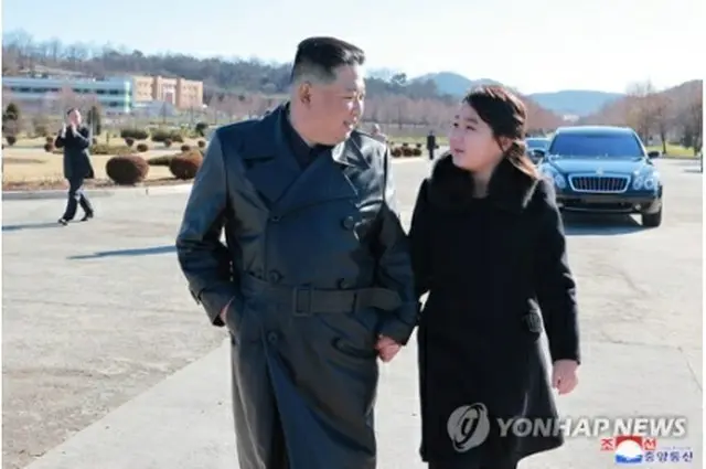 娘と手をつないで歩く金正恩氏＝（朝鮮中央通信＝聯合ニュース）≪転載・転用禁止≫