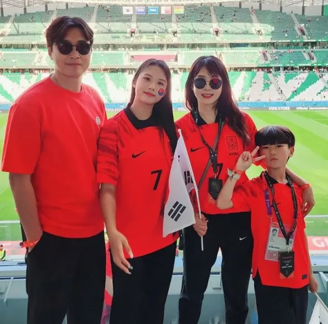 元サッカー韓国代表イ・ドングク、妻＆子どもと共にカタールで応援（画像提供:wowkorea）