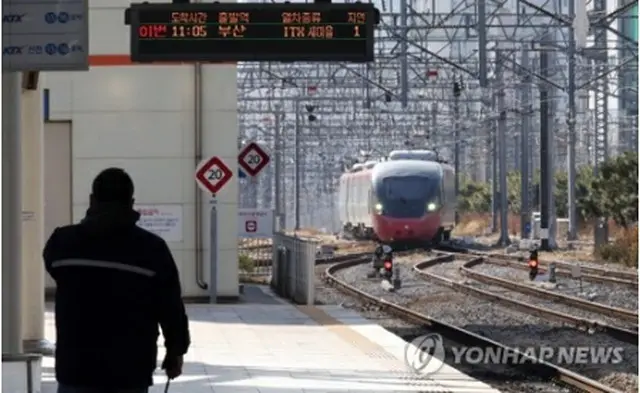 ソウル駅に入る列車＝１日、ソウル（聯合ニュース）