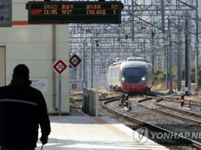 ソウル駅に入る列車＝１日、ソウル（聯合ニュース）