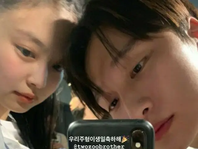 JENNIE（BLACKPINK）、隣の”イケメン”は誰？超接近ツーショットが話題に（画像提供:wowkorea）