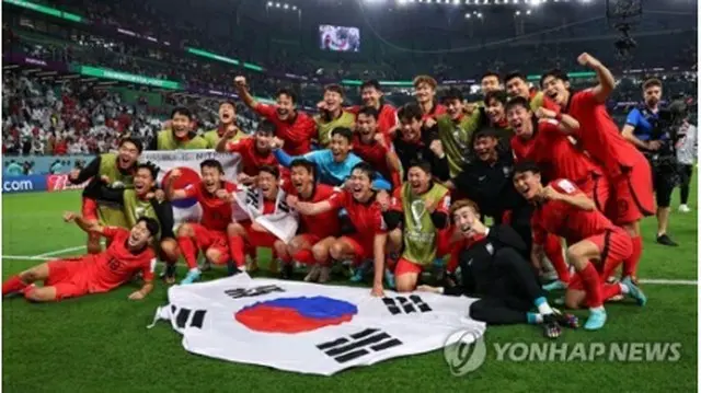 １２年ぶりの決勝トーナメント進出を果たし歓喜する韓国代表＝２日、アルラヤン（聯合ニュース）