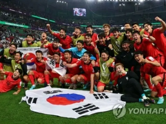 １２年ぶりの決勝トーナメント進出を果たし歓喜する韓国代表＝２日、アルラヤン（聯合ニュース）