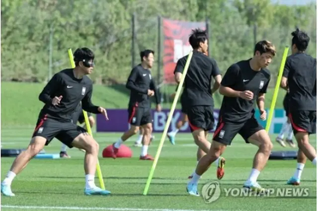 ブラジル戦を控え、練習に励む韓国の選手たち＝４日、ドーハ（聯合ニュース）