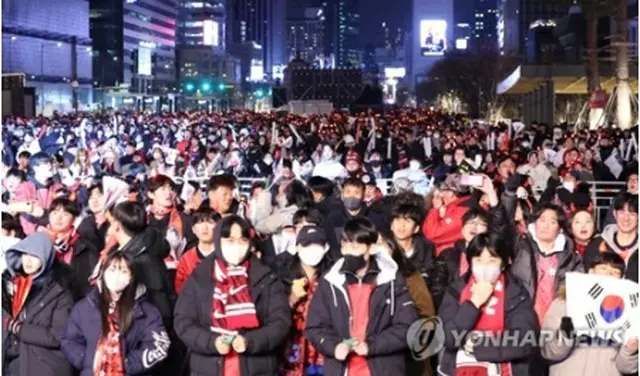 2日夜、W杯カタール大会の1次リーグH組最終戦、韓国―ポルトガル戦の応援のため光化門広場に集まった人々＝（聯合ニュース）