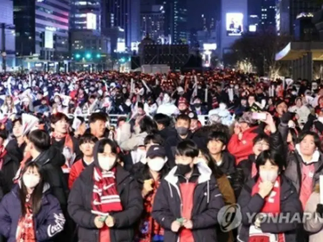 2日夜、W杯カタール大会の1次リーグH組最終戦、韓国―ポルトガル戦の応援のため光化門広場に集まった人々＝（聯合ニュース）