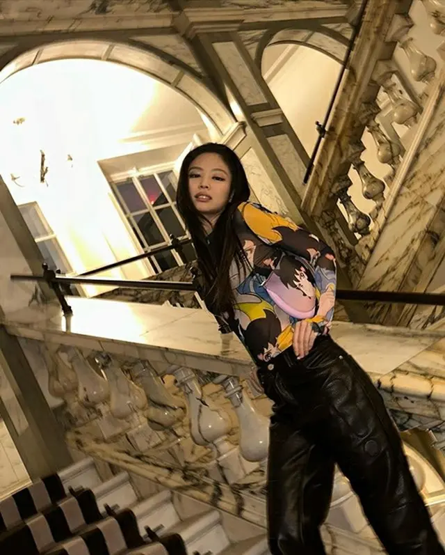 JENNIE（BLACKPINK）、服に描かれているのは「走れハニー」？…やっぱり高級ブランド？（画像提供:wowkorea）