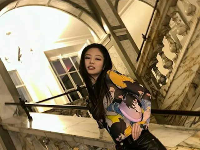 JENNIE（BLACKPINK）、服に描かれているのは「走れハニー」？…やっぱり高級ブランド？（画像提供:wowkorea）