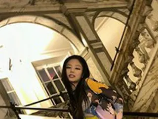 JENNIE（BLACKPINK）、服に描かれているのは「走れハニー」？…やっぱり高級ブランド？