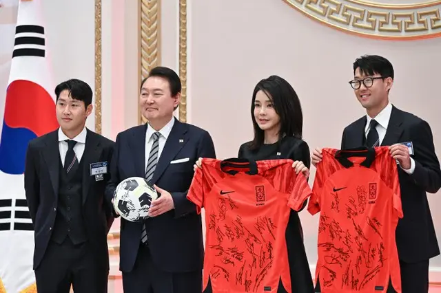 韓国大統領室、W杯16強進出サッカー韓国代表のサイン入りユニ＆大型写真など展示（画像提供:wowkorea）