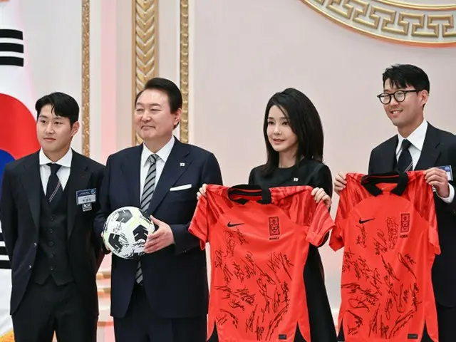 韓国大統領室、W杯16強進出サッカー韓国代表のサイン入りユニ＆大型写真など展示（画像提供:wowkorea）