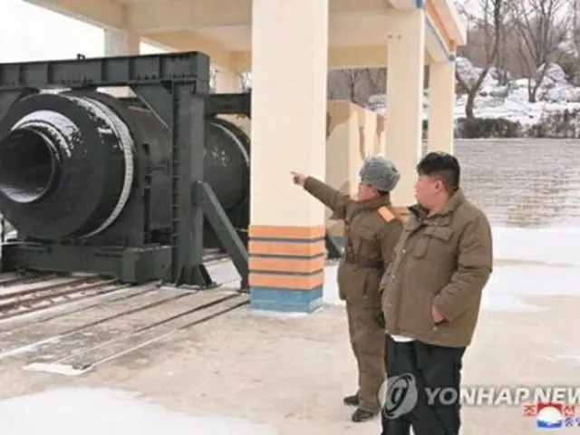 朝鮮中央通信は金正恩氏が15日、西海衛星発射場で高出力の固体燃料エンジンの地上燃焼実験を現地指導したと報じた＝（朝鮮中央通信＝聯合ニュース）