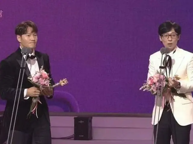 「2022 SBS芸能大賞」でカップル賞を受賞したキム・ジョングクとユ・ジェソク。（画像提供:wowkorea）