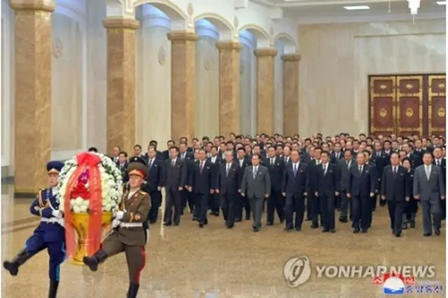 錦繍山太陽宮殿を参拝する北朝鮮の朝鮮労働党の幹部ら＝（朝鮮中央通信＝聯合ニュース）≪転載・転用禁止≫