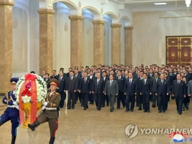 錦繍山太陽宮殿を参拝する北朝鮮の朝鮮労働党の幹部ら＝（朝鮮中央通信＝聯合ニュース）≪転載・転用禁止≫