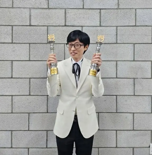 タレント、ユ・ジェソクの「2022 SBS芸能大賞」トロフィー記念ショットが公開された。（画像提供:wowkorea）