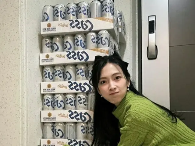 「KARA」ジヨン、大量のビールをプレゼントされて満面の笑み（画像提供:wowkorea）