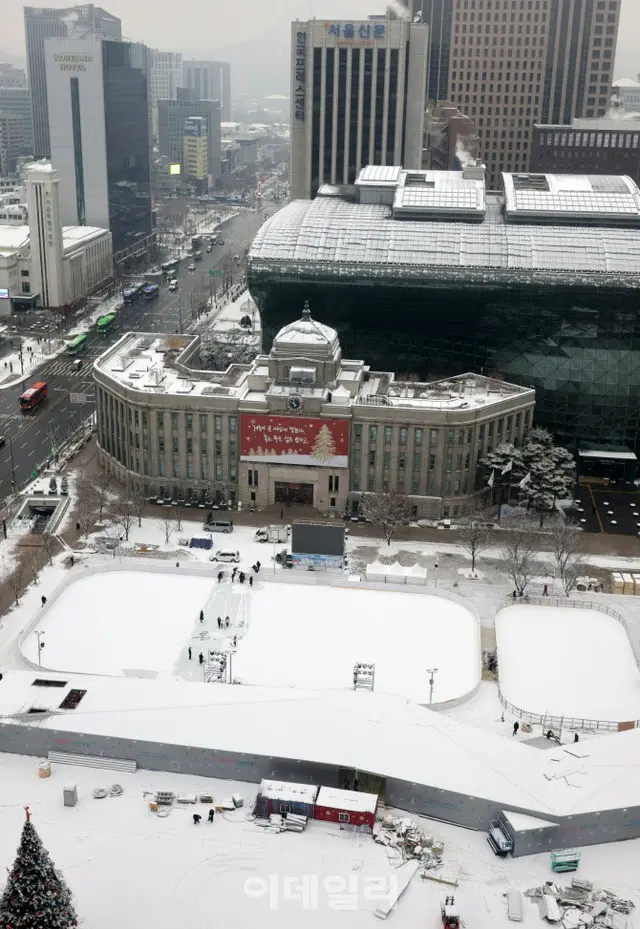 【フォト】ソウル市庁前のスケート場、オープン直前に積もった雪（画像提供:wowkorea）