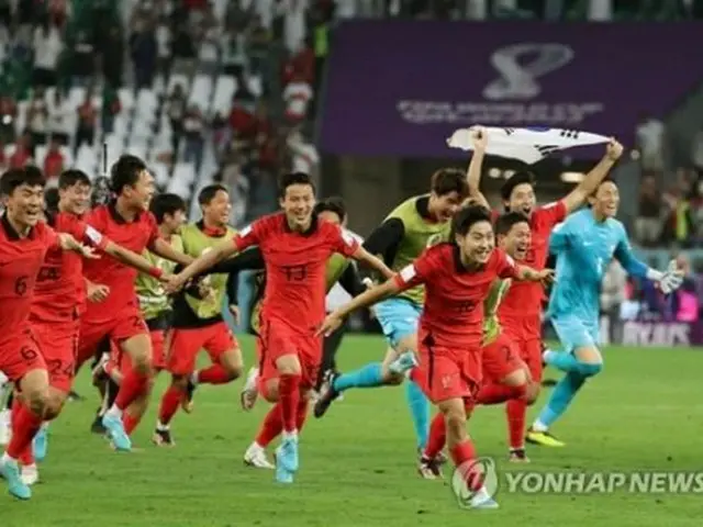 韓国はサッカーのＷ杯カタール大会で１２年ぶりの決勝トーナメント進出を決めた。１次リーグ最終戦のポルトガル戦で逆転勝ちし、決勝トーナメント進出に歓喜する韓国の選手たち（資料写真）＝（聯合ニュース）