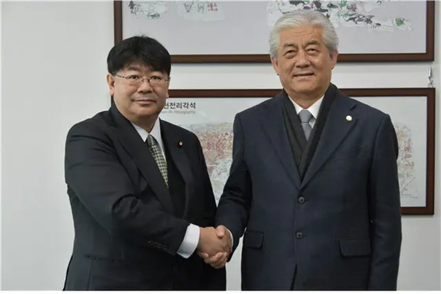 イ・サンヒョン議員（右）と、山田太郎議員（左）（画像提供:wowkorea）