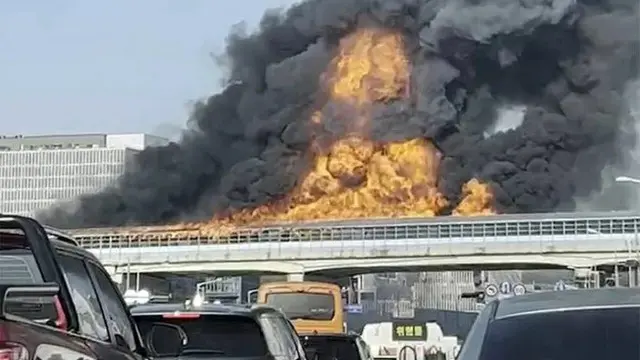 【速報】果川の高速道路で大規模火災…「多数の車両が取り残される」（画像提供:wowkorea）