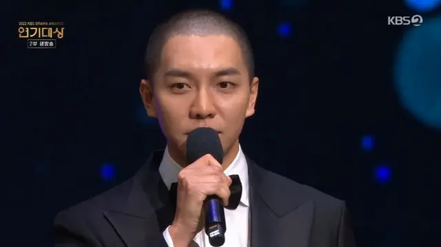 歌手で俳優のイ・スンギが大胆なヘアスタイルと潔い発言で注目を集めた。（画像提供:wowkorea）