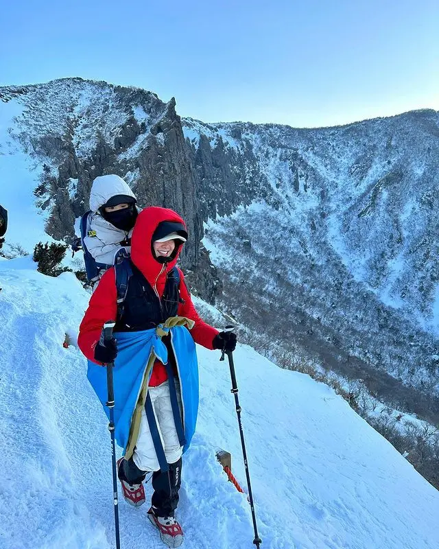 女優イ・シヨン、“体重20キロ近い”息子を背負って登山…「思ったより重すぎ」（画像提供:wowkorea）