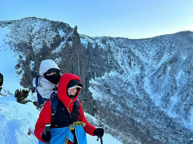 女優イ・シヨン、“体重20キロ近い”息子を背負って登山…「思ったより重すぎ」（画像提供:wowkorea）