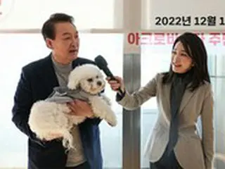 ＜W解説＞犬を新たに迎えた現職大統領と、長年愛情を注いだ犬を引き渡すことになった前大統領＝韓国