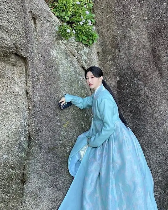 女優コ・ユンジョン、卒業写真操作被害以来初の近況…「撮影現場で輝く美貌」（画像提供:wowkorea）