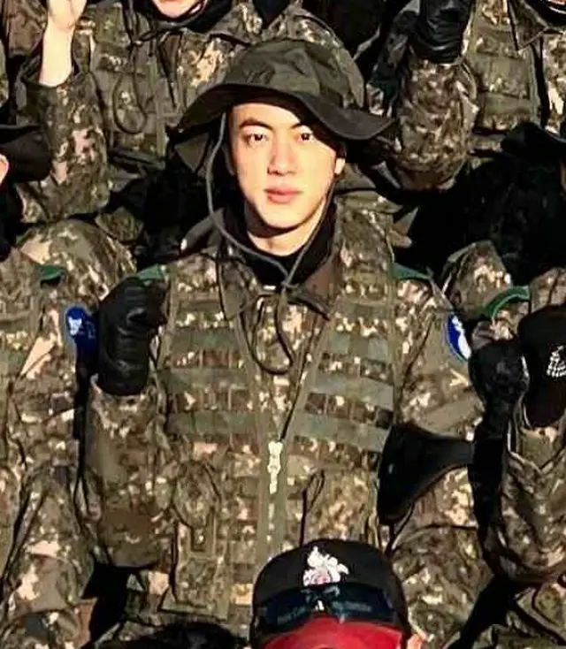 「BTS（防弾少年団）」JIN、顔が半分に…行軍を終えて「凛々しくパシャリ」（画像提供:wowkorea）