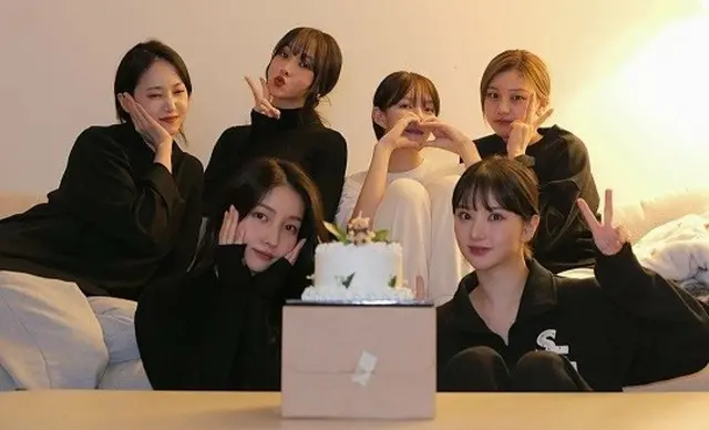 「GFRIEND」、8周年記念し完全体で集合（画像提供:wowkorea）