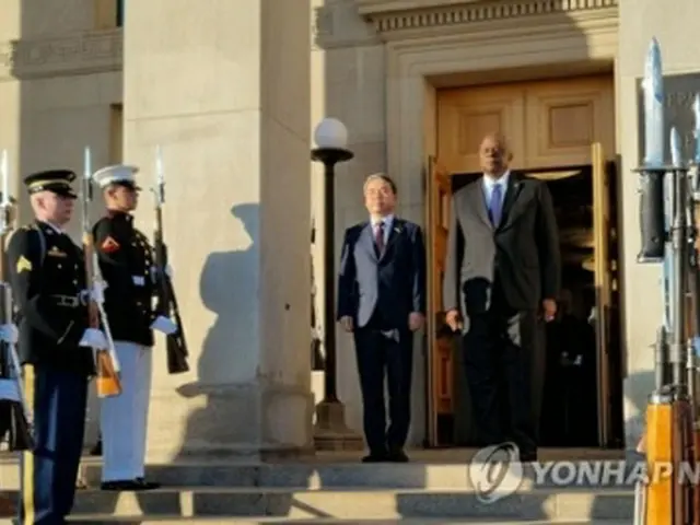 昨年11月、米国防総省で定例安保協議（SCM）を開催した韓国の李鐘燮国防部長官（左）とオースティン米国防長官（国防部提供）＝（聯合ニュース）≪転載・転用禁止≫