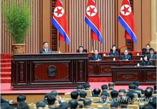 朝鮮中央通信は19日、最高人民会議が17～18日に平壌の万寿台議事堂で開催されたと伝えた。ひな壇に金英哲氏（赤い丸の囲み）の姿がある＝（朝鮮中央通信＝聯合ニュース）≪転載・転用禁止≫