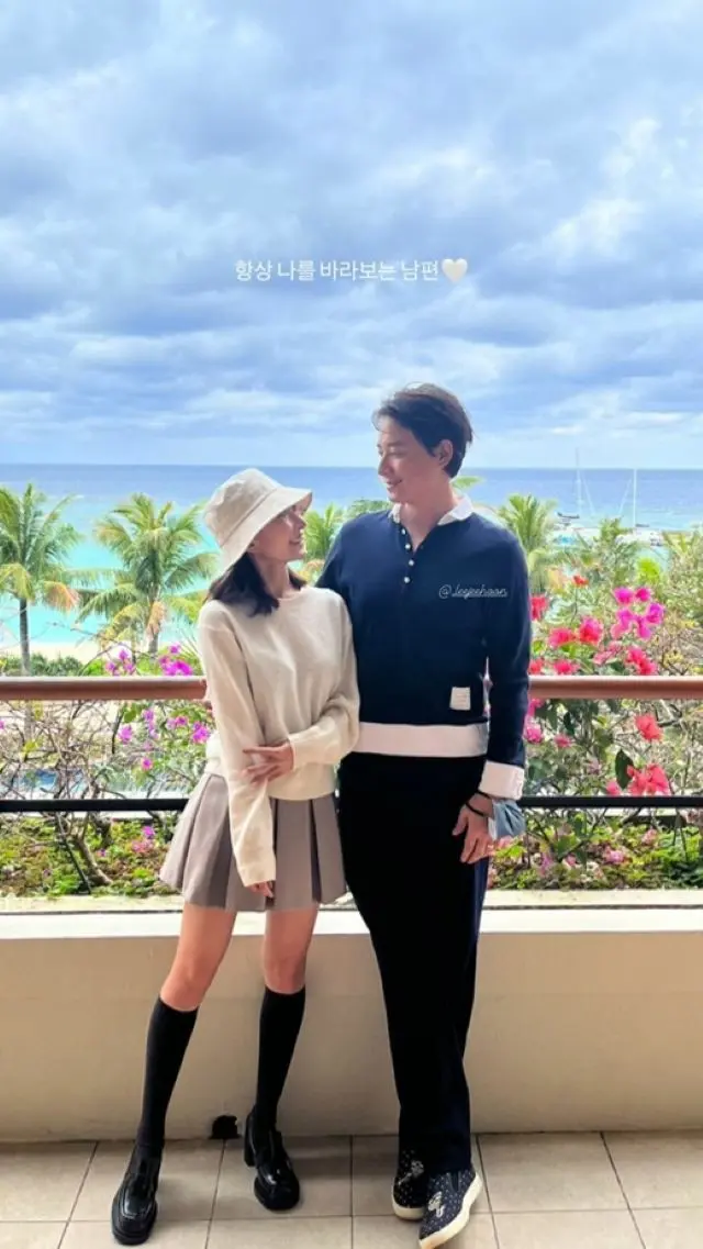 イ・ジフンの14歳年下の妻アヤネさん、愛があふれるラブラブ2ショット公開…「いつも私を見つめる夫」（画像提供:wowkorea）