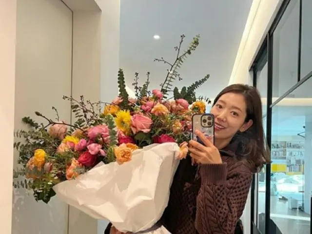 “チェ・テジュンと昨年結婚”女優パク・シネ、体より大きな花束を持って「幸せな旧正月の連休を」（画像提供:wowkorea）