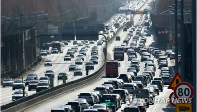 京釜高速道路のソウル・蚕院インターチェンジ付近＝24日、ソウル（聯合ニュース）