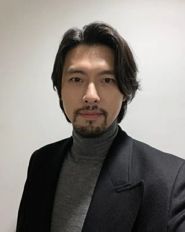 俳優ヒョンビン、 あごひげもすてきな”パパ”…連休中の「交渉」舞台あいさつ自撮り公開（画像提供:wowkorea）