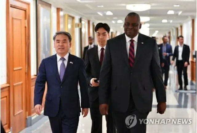 オースティン米国防長官（右）と韓国の李鐘燮国防部長官（資料写真、韓国国防部提供）＝（聯合ニュース）≪転載・転用禁止≫