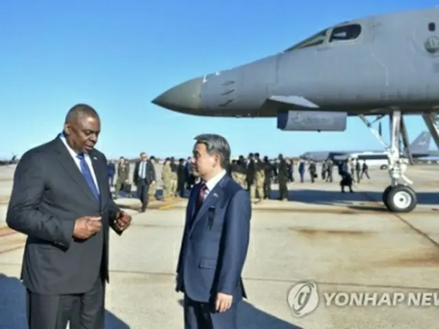 2022年11月3日、米ワシントン近郊のアンドルーズ空軍基地で会話する韓国の李鐘燮・国防部長官（右）とオースティン米国防長官（国防部提供）＝（聯合ニュース）≪転載・転用禁止≫