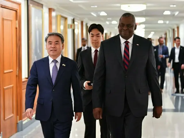 韓国の李鐘燮国防相（左）とロイド・オースティン米国防長官（画像提供:wowkorea）